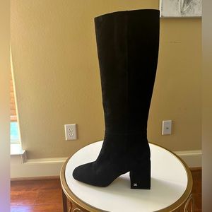 Sam Edelman boots pre-owned looks like new.